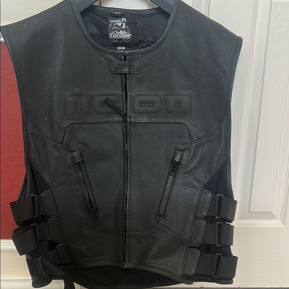 ICON Black Leather Riding Vest with Fierce Dog Design 2x-3x - Picture 4 of 6